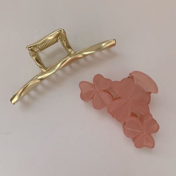 Two beautiful Hair Clips 🎀 - Picture 1 of 8
